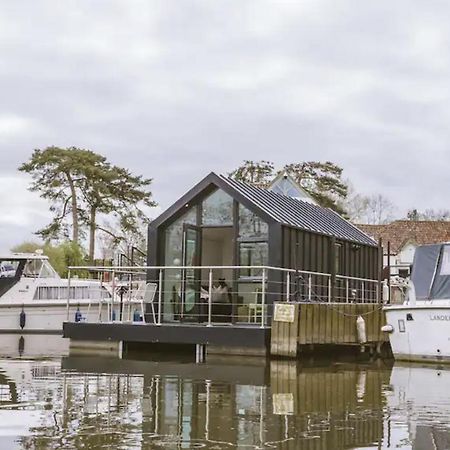 Water Cabin With Water Sports Equipment And Bikes, Bath Bristol Exteriör bild