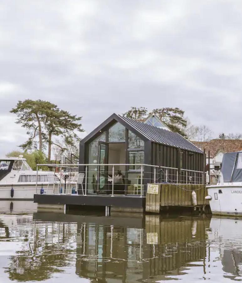 Water Cabin With Water Sports Equipment And Bikes, Bath Bristol Exteriör bild
