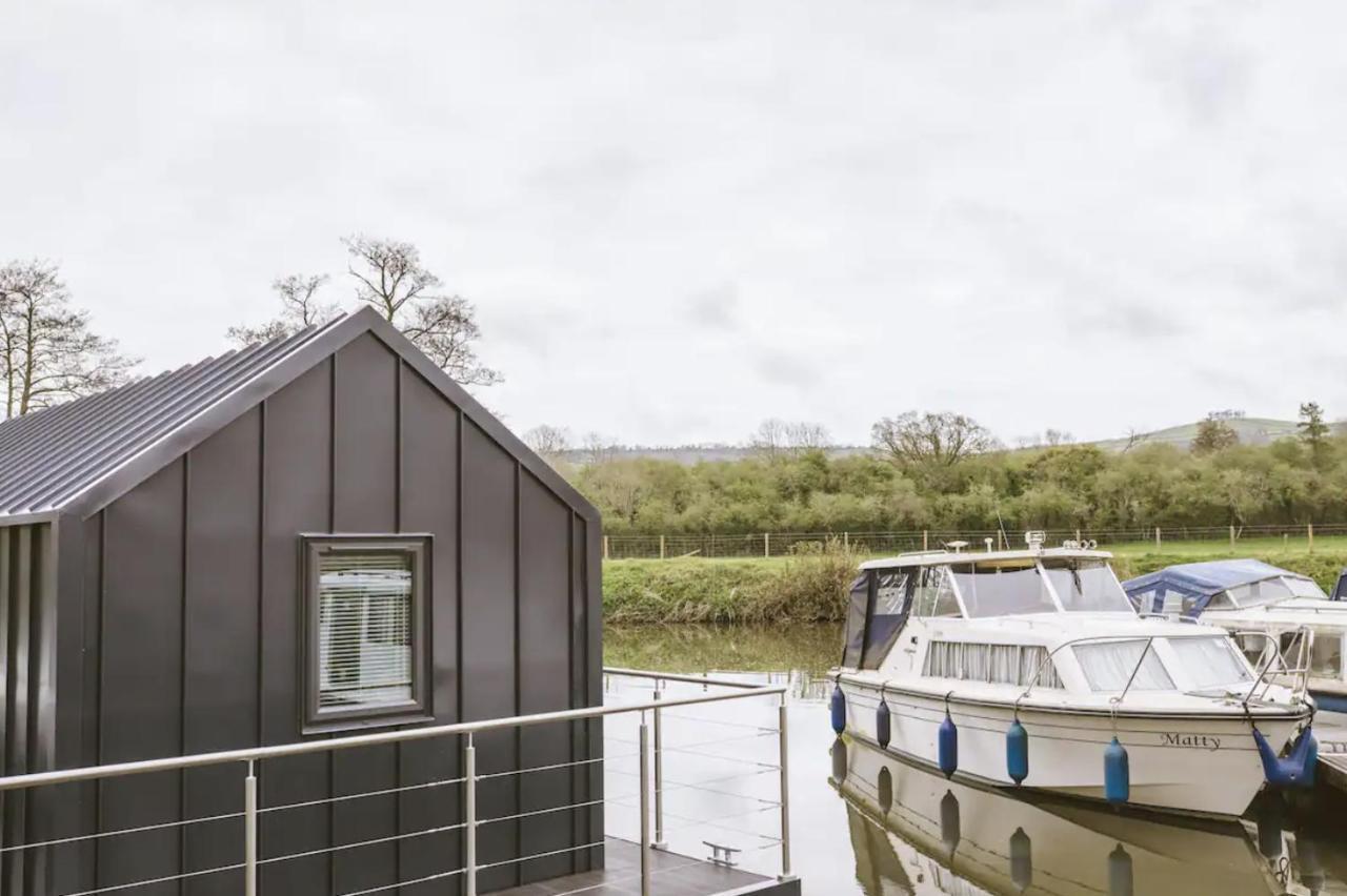 Water Cabin With Water Sports Equipment And Bikes, Bath Bristol Exteriör bild