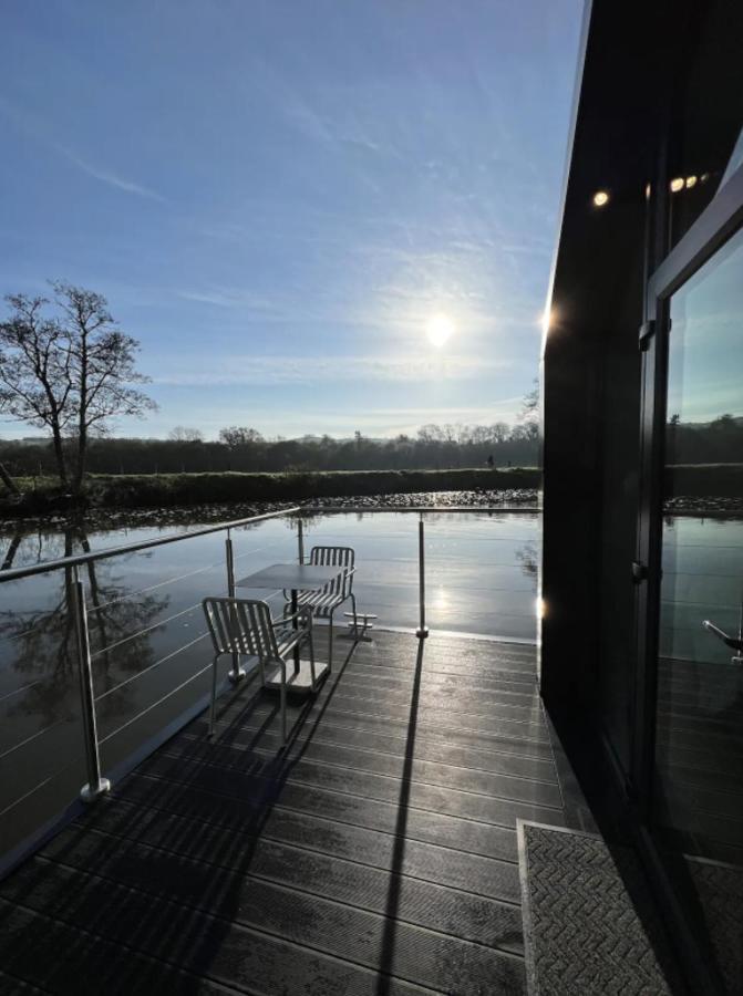Water Cabin With Water Sports Equipment And Bikes, Bath Bristol Exteriör bild